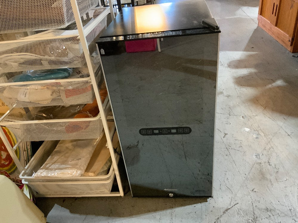 Wine Enthusiast 32 Bottle Refrigerator ----->BROKEN